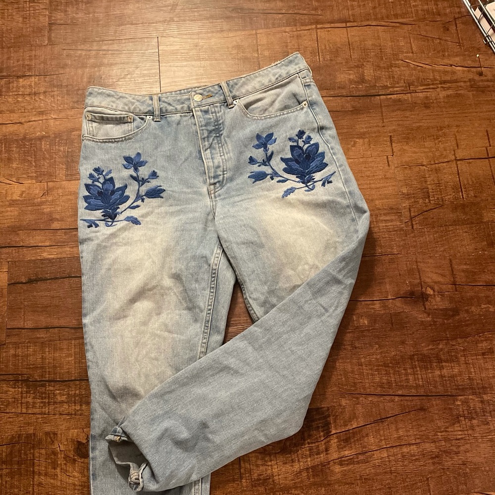 Embroidered light washed jeans